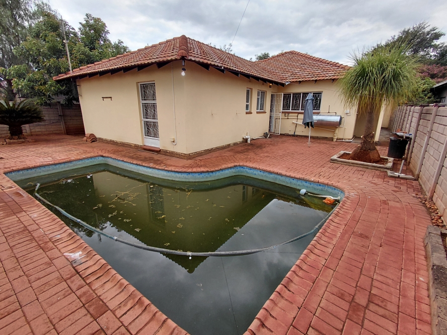 To Let 3 Bedroom Property for Rent in Randlespark North West